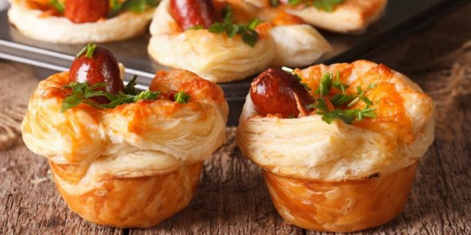 Puff pastry baskets with sausages and cheese