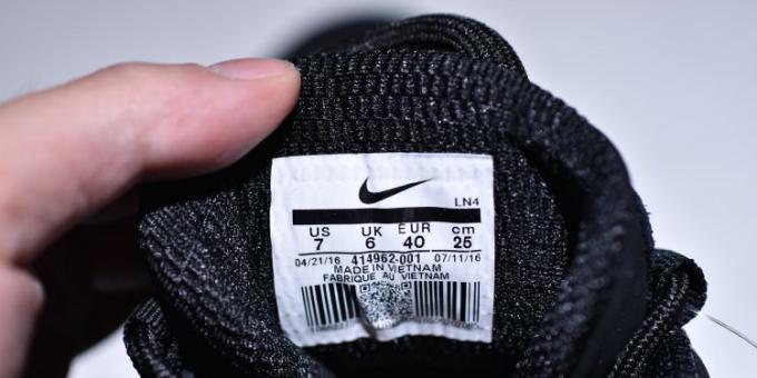 Original and counterfeit sneakers Nike: look for the label indicating the size of the country of manufacture and the code