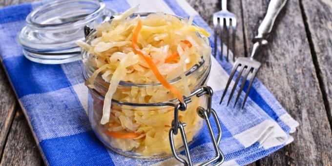 Quick pickled cabbage with carrots