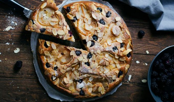 Pie with pears, blackberries and almonds