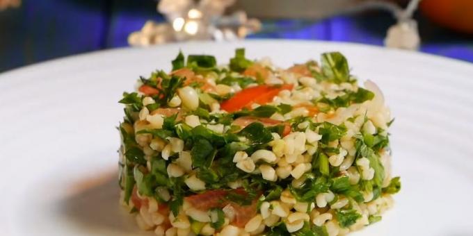 Lean salad with bulgur, tomatoes and herbs
