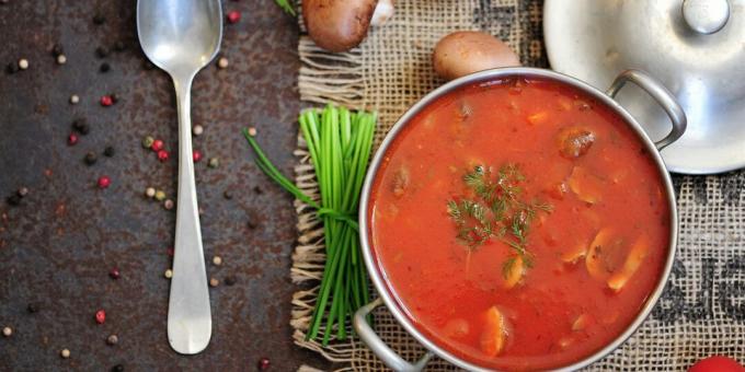 Tomato soup with chicken, cabbage and champignons