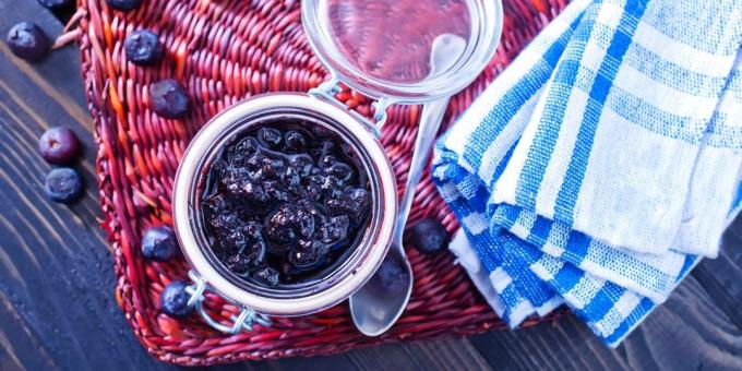 Blueberry jam with lemon juice for the winter