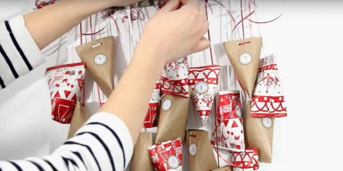 Advent calendar with your own hands: Tie the bags to a branch at different heights, alternating in color