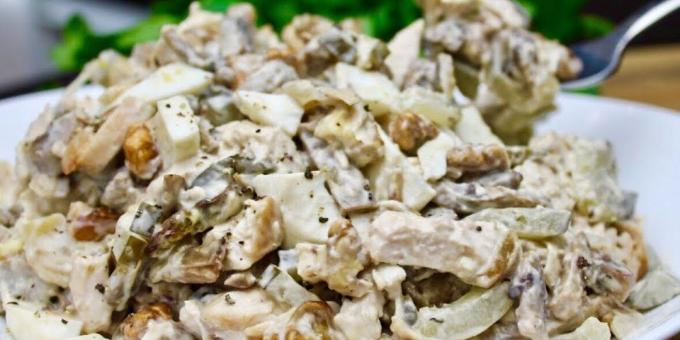 Salad with mushrooms, nuts and chicken