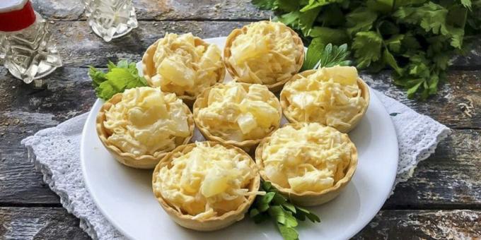Tartlets with chicken and pineapple
