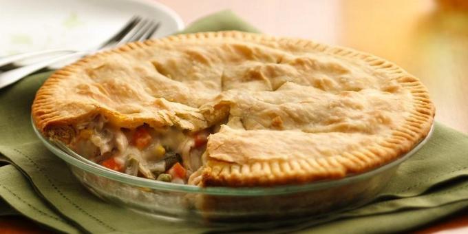 Pie with chicken and vegetables