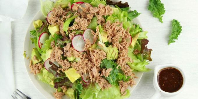 Salad with tuna, avocado and soy sauce