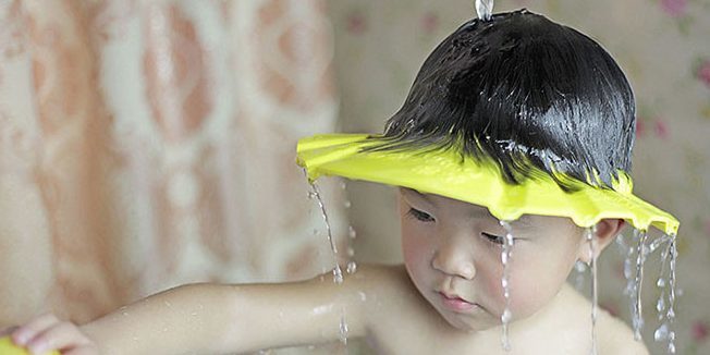 Visor for washing the hair of the child