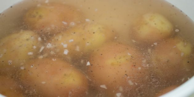 Baked new potatoes: prepare the potatoes