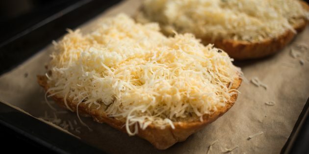 How to make garlic cheese croutons: sprinkle the cheese on the bread and bake it