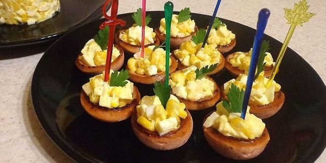 Recipes canapés from sausage baskets with corn, cheese and eggs