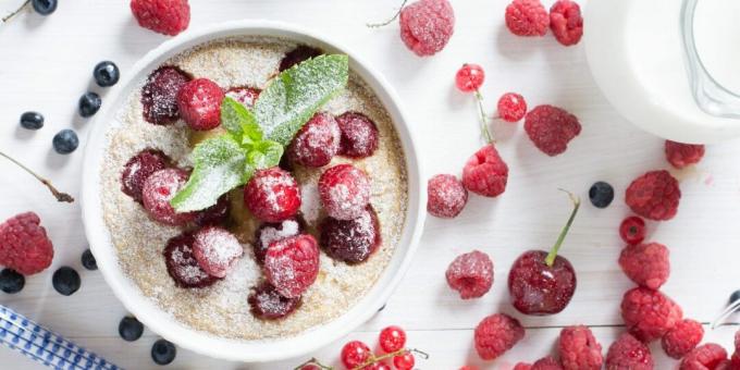 Tastier than porridge. Baked oatmeal with berries