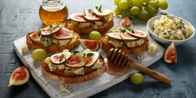 Bruschetta with figs and blue cheese