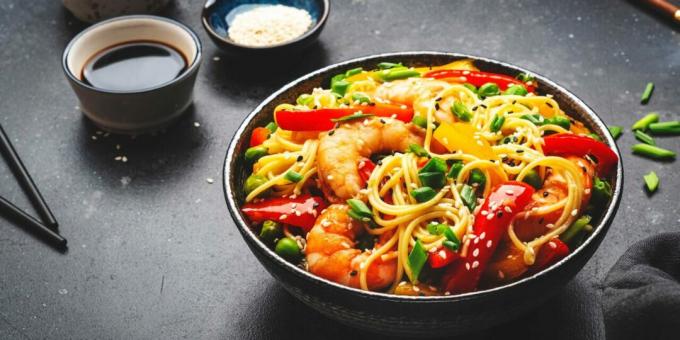 Pasta with shrimps and peppers in oriental style