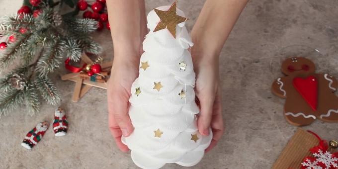 How to make a Christmas tree from cotton pads