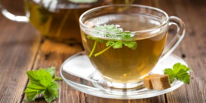 Green or black tea with currant leaves