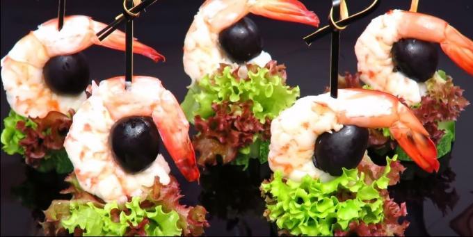 Recipes canapés with shrimps and cucumber