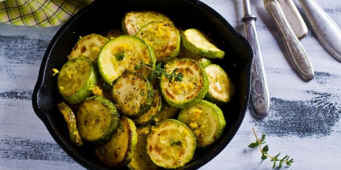 Fried zucchini with garlic, thyme and lemon