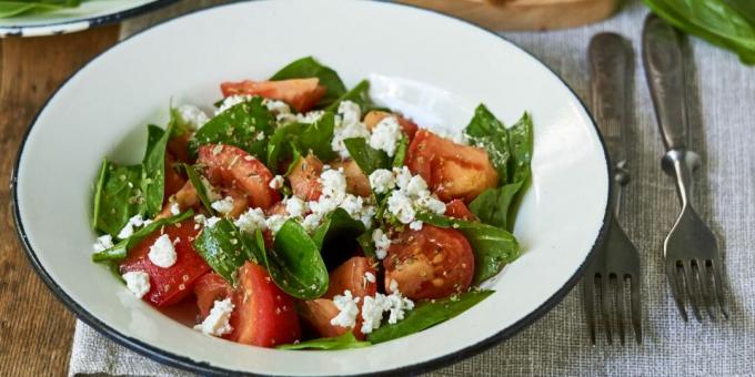 Salad with sorrel, tomatoes and cottage cheese