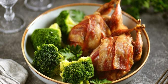Oven baked quails with bacon