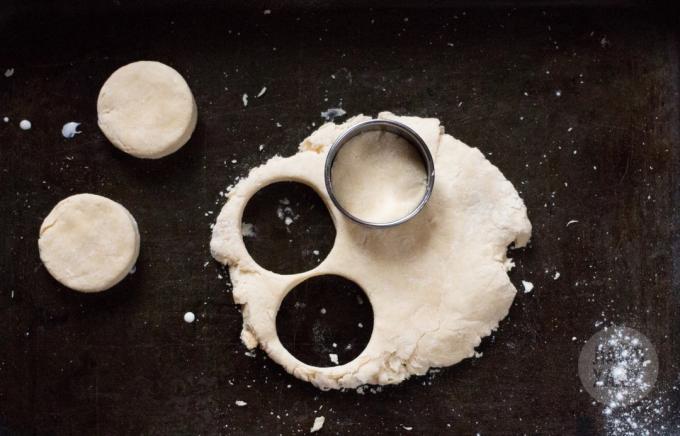 How to cook muffins for breakfast: Cut circles