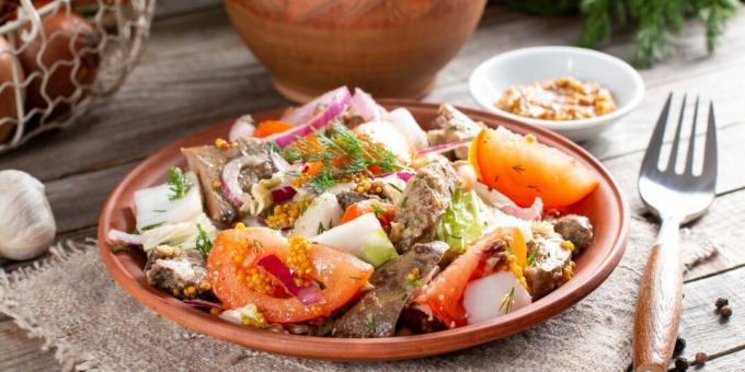 Warm salad with chicken liver and tomatoes