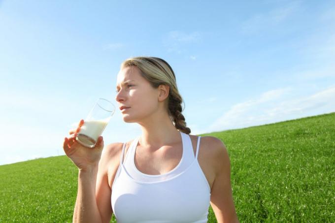 Why drink milk: a good sleep and beautiful skin