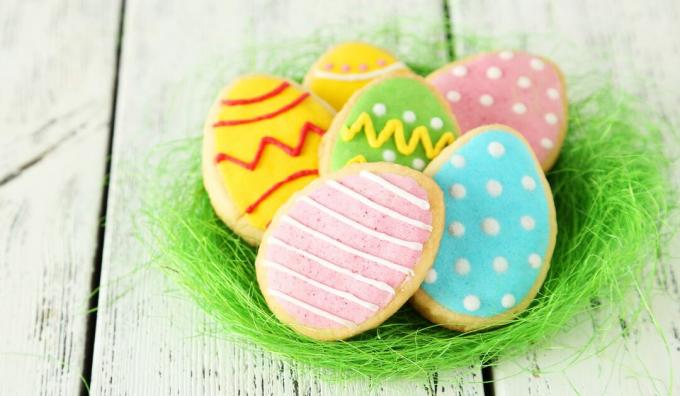 Easter biscuits with protein glaze