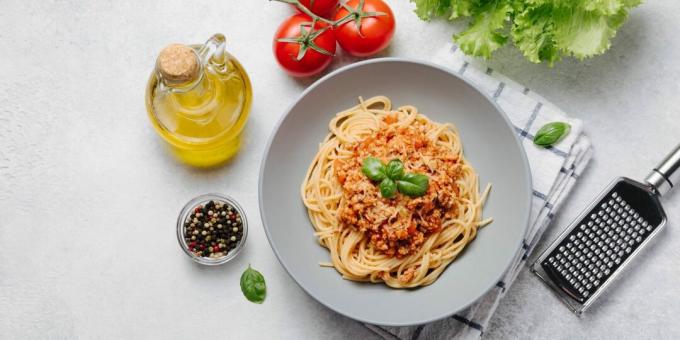 Bolognese pasta with minced chicken