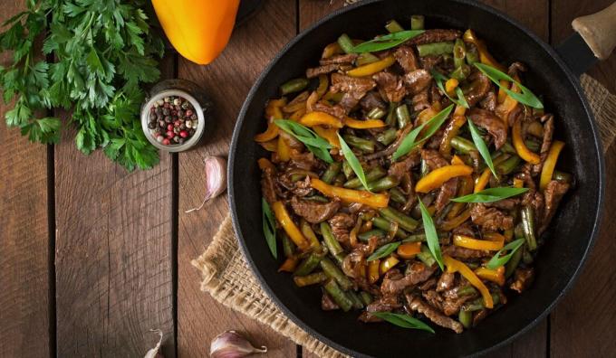 Beef with green beans and bell pepper