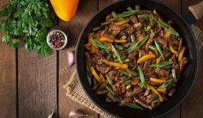 Beef fried with green beans and peppers