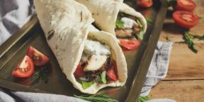 Gyros with chicken and yoghurt sauce
