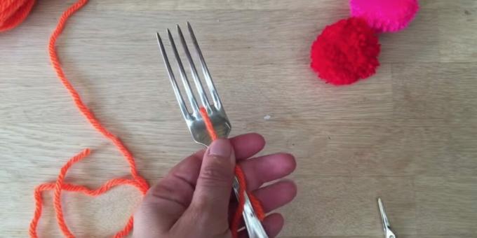 How to make a pompom: thread a fork