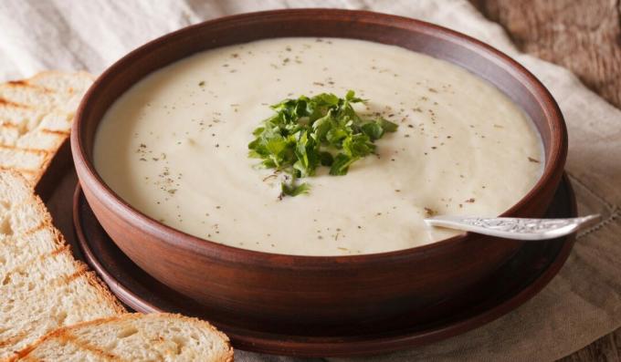 Cauliflower and apple cream soup