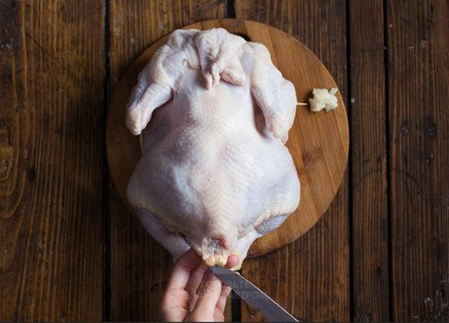 Lemon Oven Chicken: Cut off the coccygeal glands above the tail
