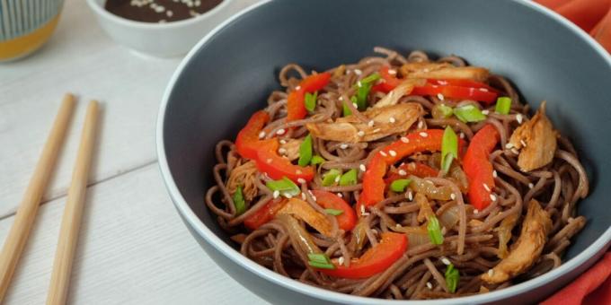 Buckwheat noodles with chicken and soy sauce