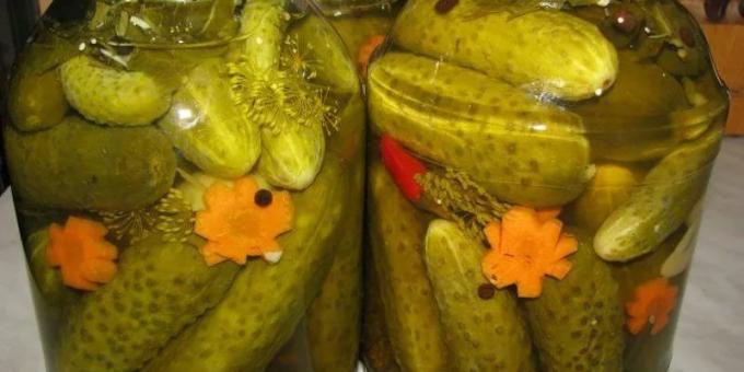 How to pickle cucumbers: Pickled cucumbers and carrots, bell peppers and horseradish