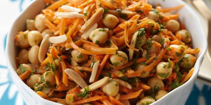 Carrot salad and dressing mandelic with chickpea