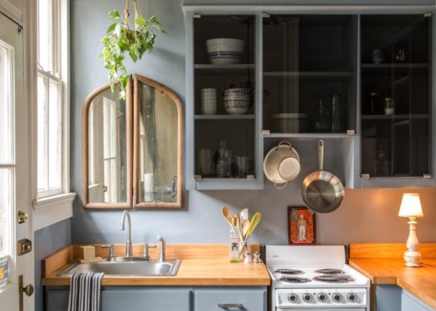 Small kitchen design: the glossy mirrors and furniture