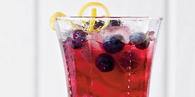 fruit tea: tea with black currant and lemon