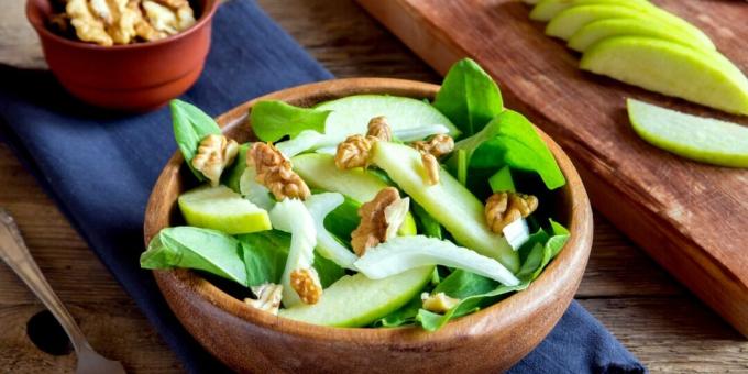 Salad with apple, sorrel and walnuts