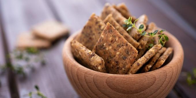 Crackers with sesame seeds, fennel and poppy seeds