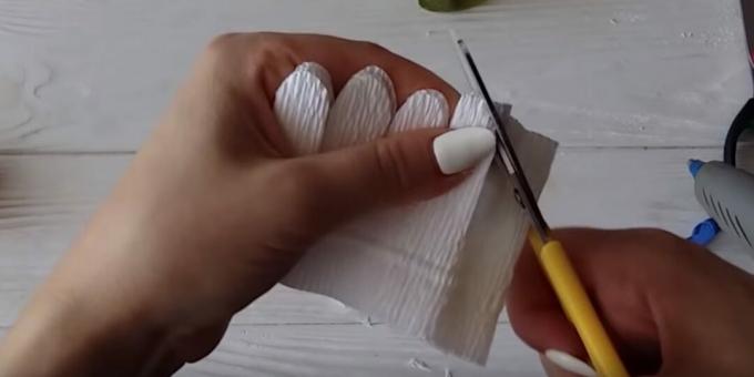 How to make a bouquet of candies with your own hands: decorate the petals