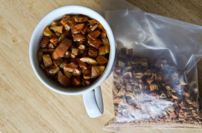 hot drinks: drink made from apple peel