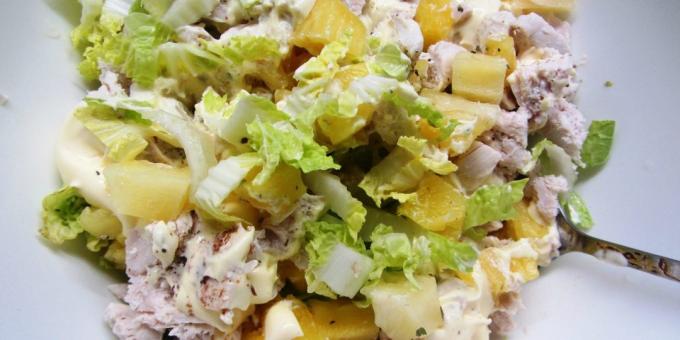 Salad with chicken and nuts 