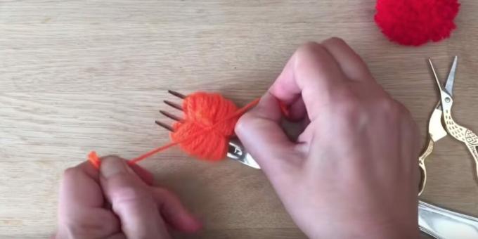 How to make a pompom: tie the threads