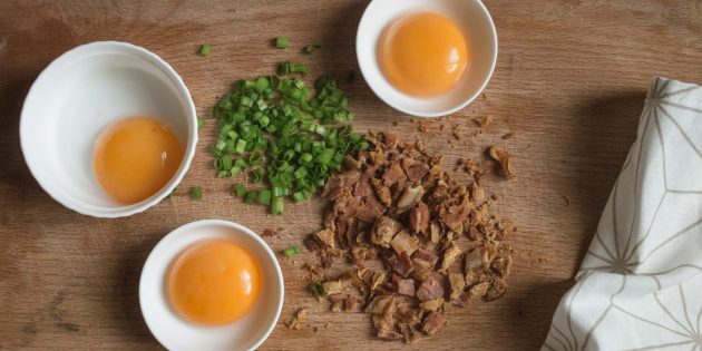 Unusual scrambled eggs: recipe. To prevent the yolks from drying out and sticking to the dishes during the preparation of proteins, grease the selected container with oil