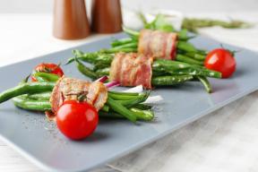Green beans wrapped in bacon