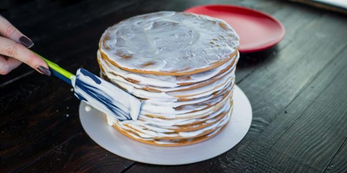 Recipe cake "honey cake": apply the cream on the cake sides